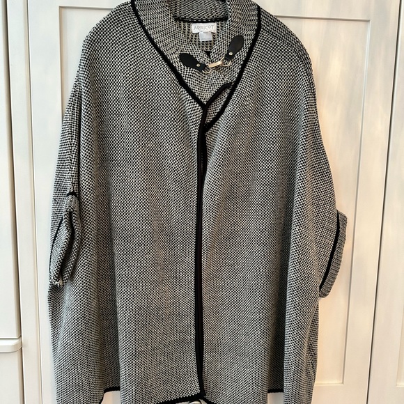 Women’s Cape - perfect for fall! - Picture 1 of 2